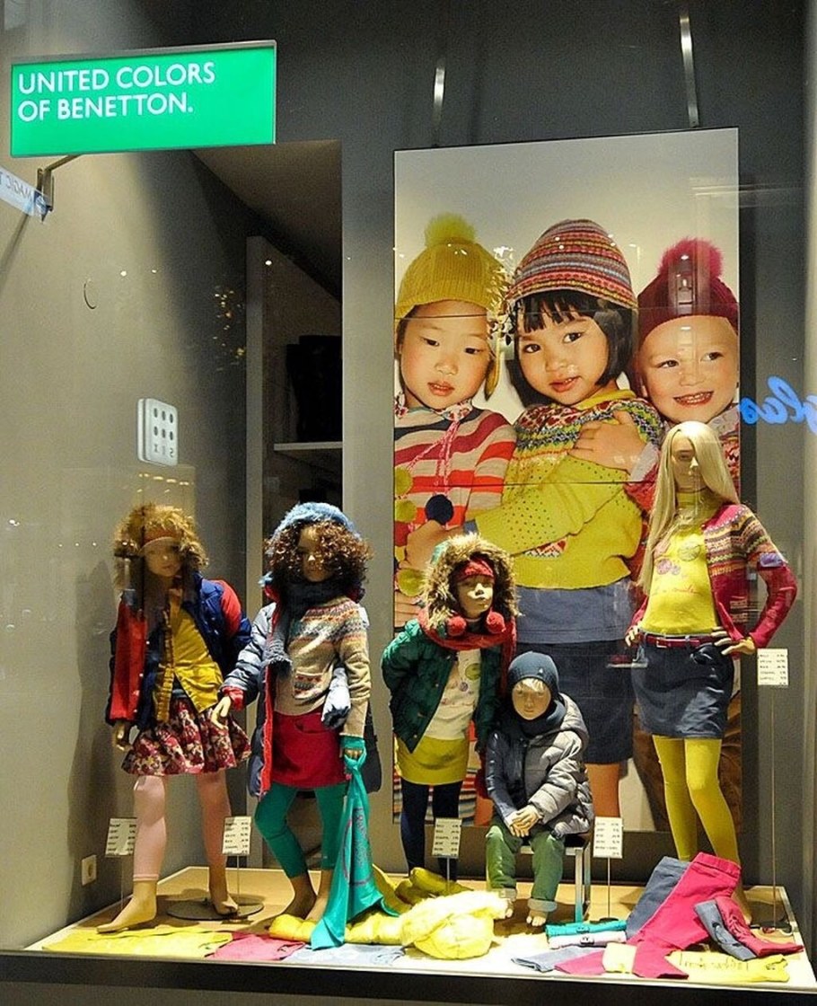 Витрина магазина детской одежды