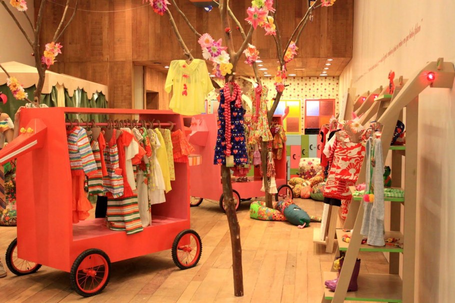 Витрина магазина детской одежды