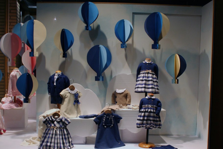 Интересные витрины детской одежды