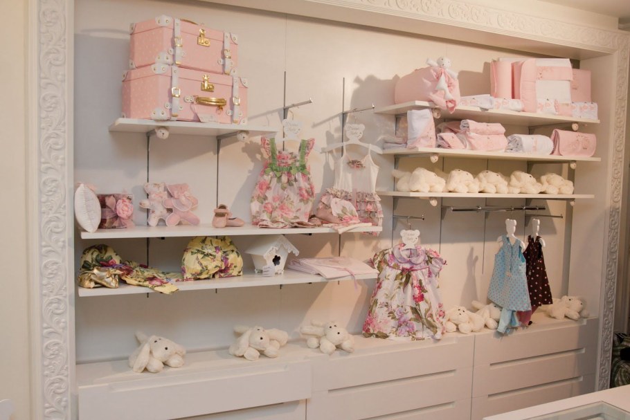 Летняя витрина детского магазина