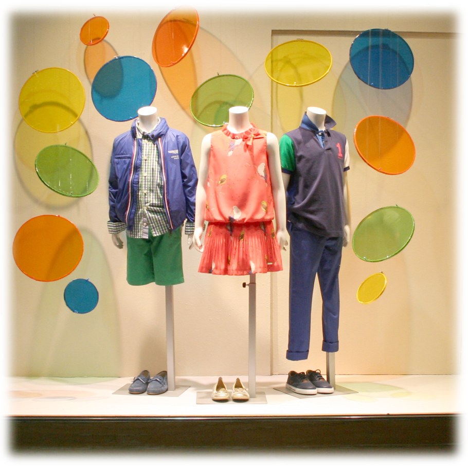 Витрина магазина детской одежды