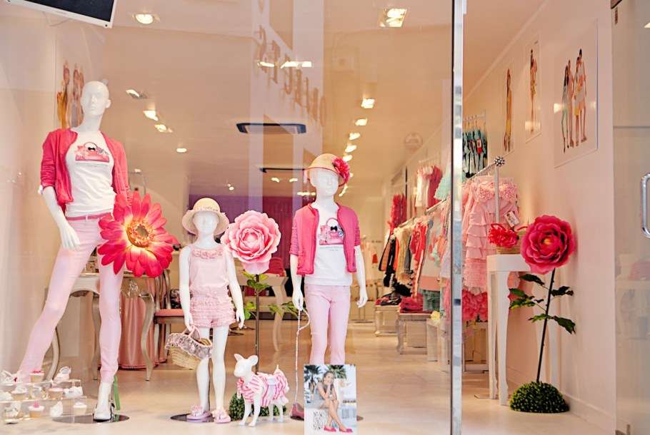 Витрина магазина одежды для детей