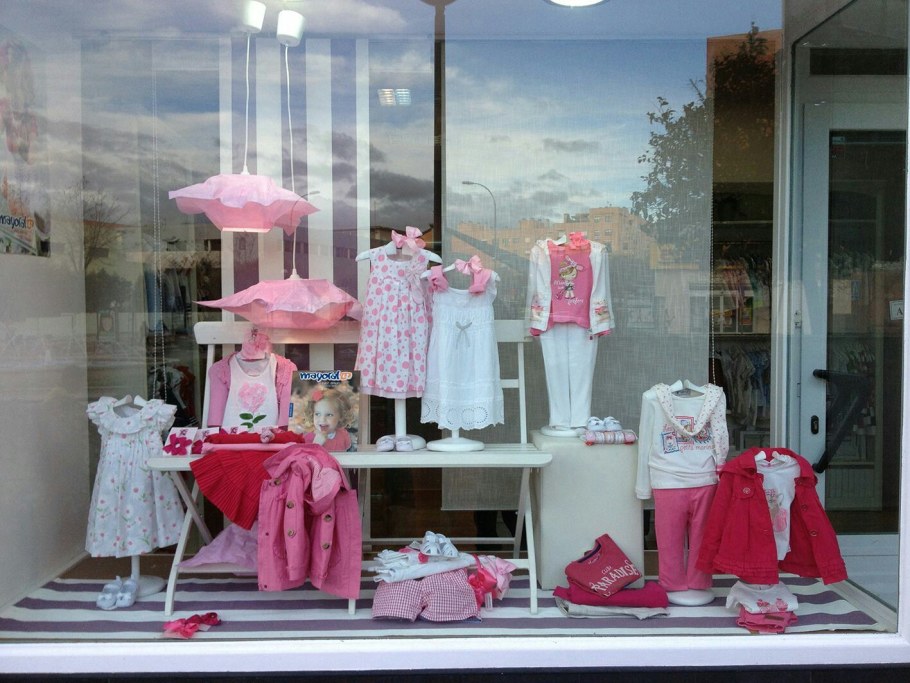 Витрина детской одежды