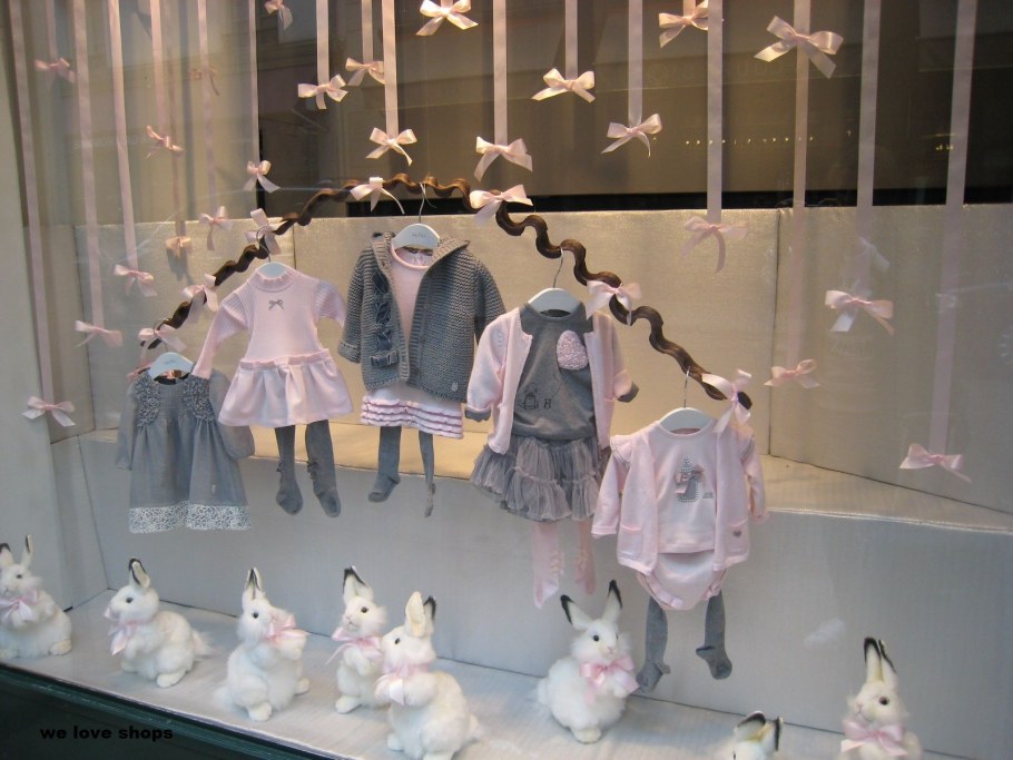 Витрина магазина детской одежды