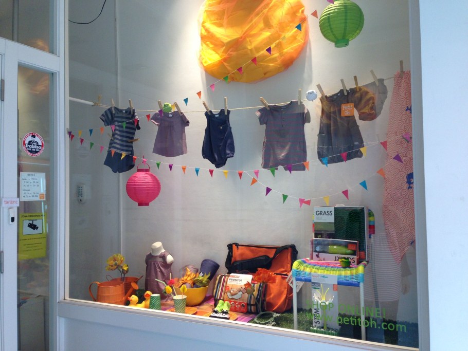 Осенняя витрина детского магазина