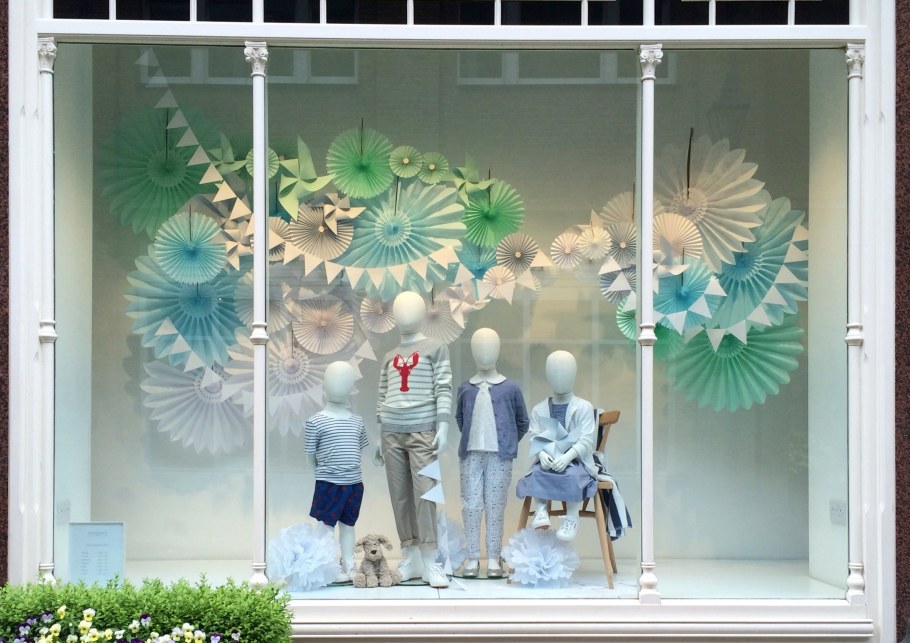 Летняя витрина магазина