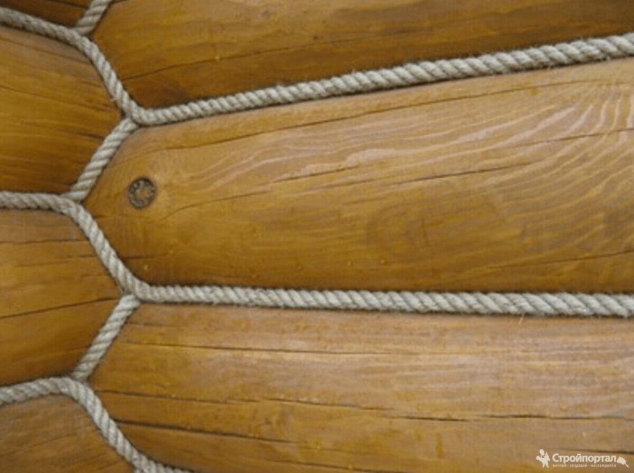 Конопатка сруба джутовой веревкой