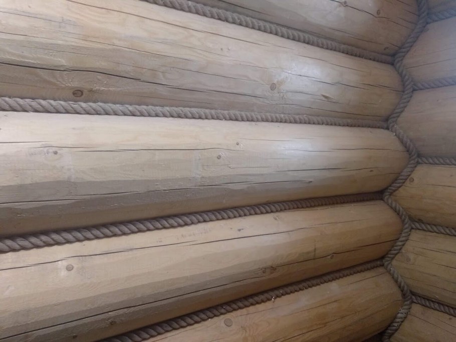 Конопатка сруба канатом