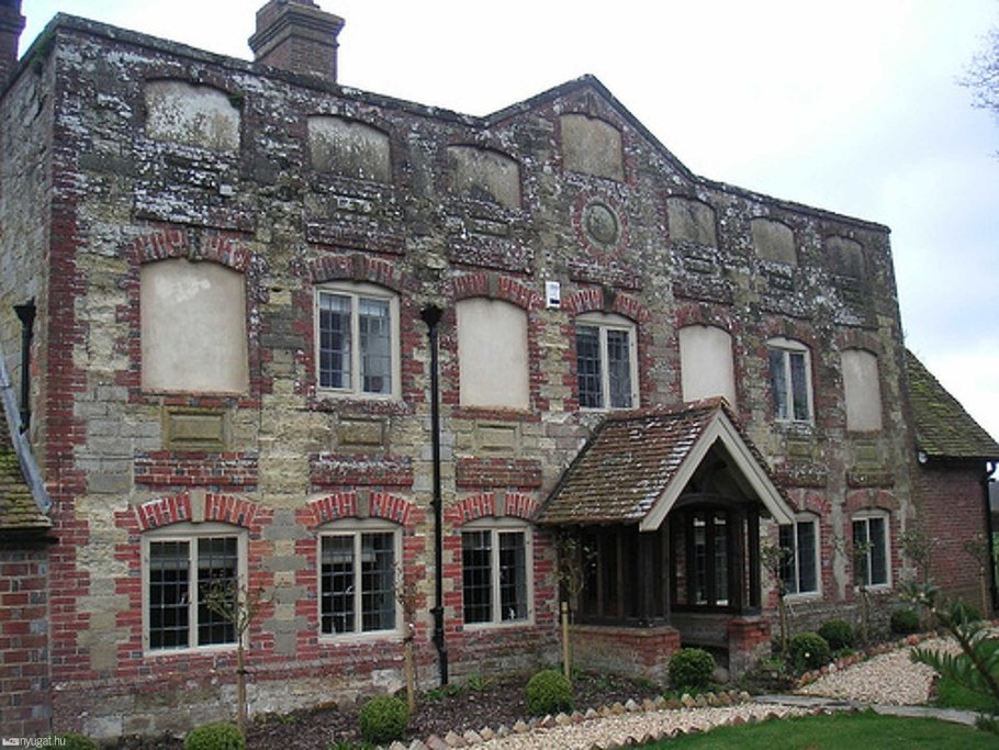 Полукруглое окно в столовой