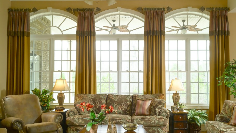 Большое светлое окно