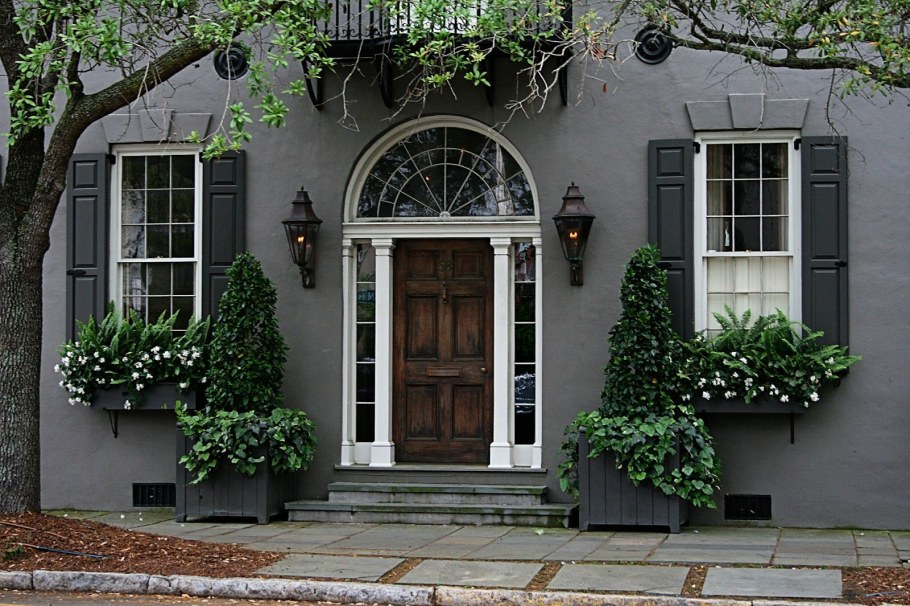 Современный дом со ставнями