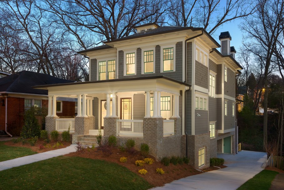 Двухэтажный дом в английском стиле