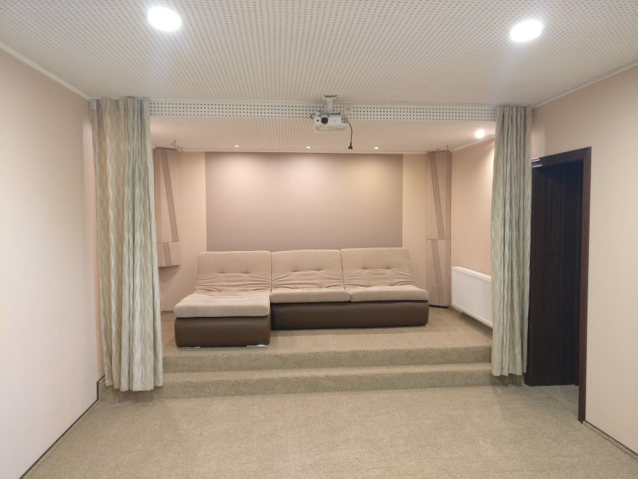 Глнцевыйнатяжной потолок