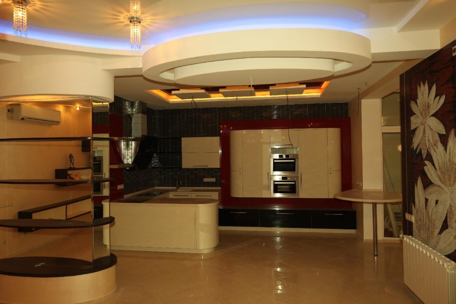 Натяжной потолок в гостиной