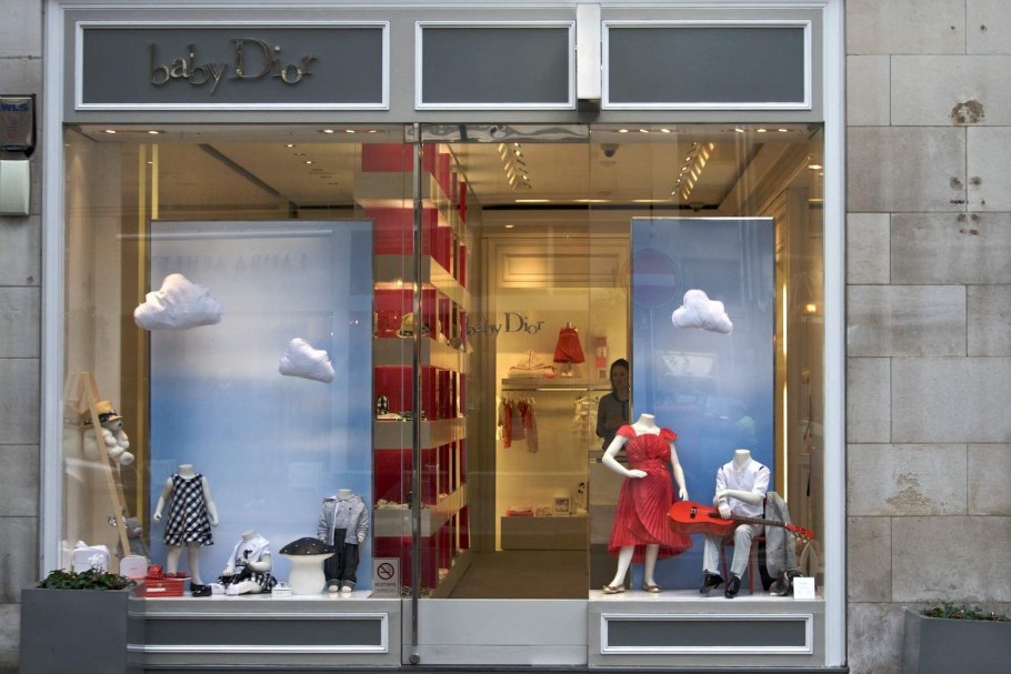 Уличная витрина магазина