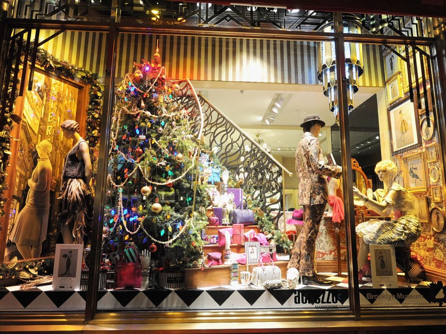 Украшение витрины магазина