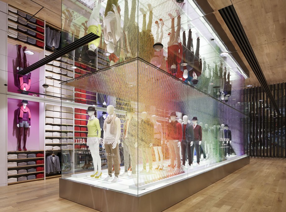 Украшение витрин в салоне штор