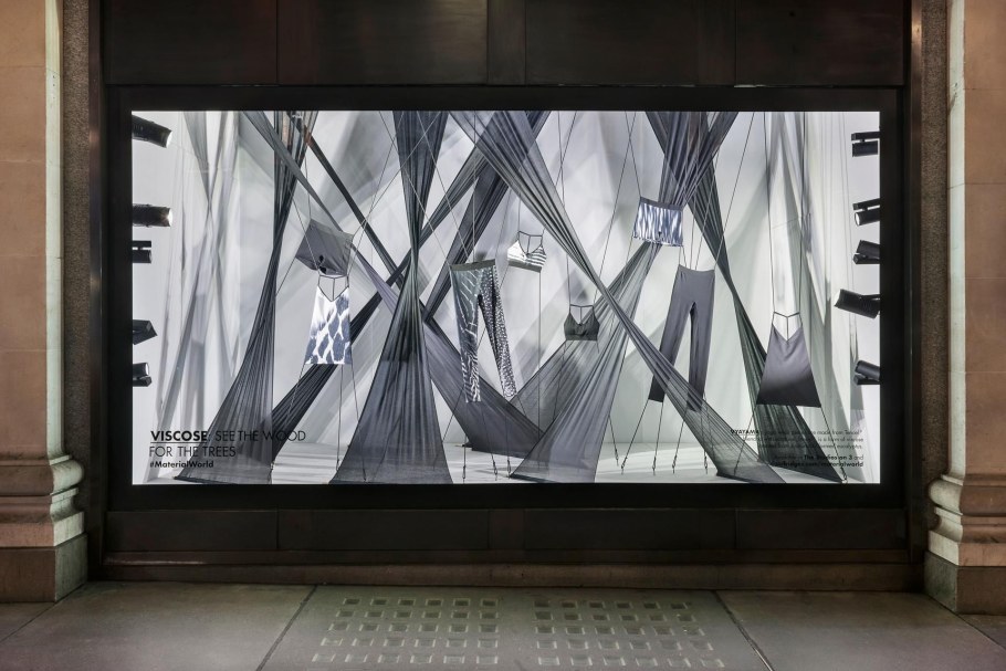 Витрины бутика hennes в Токио.