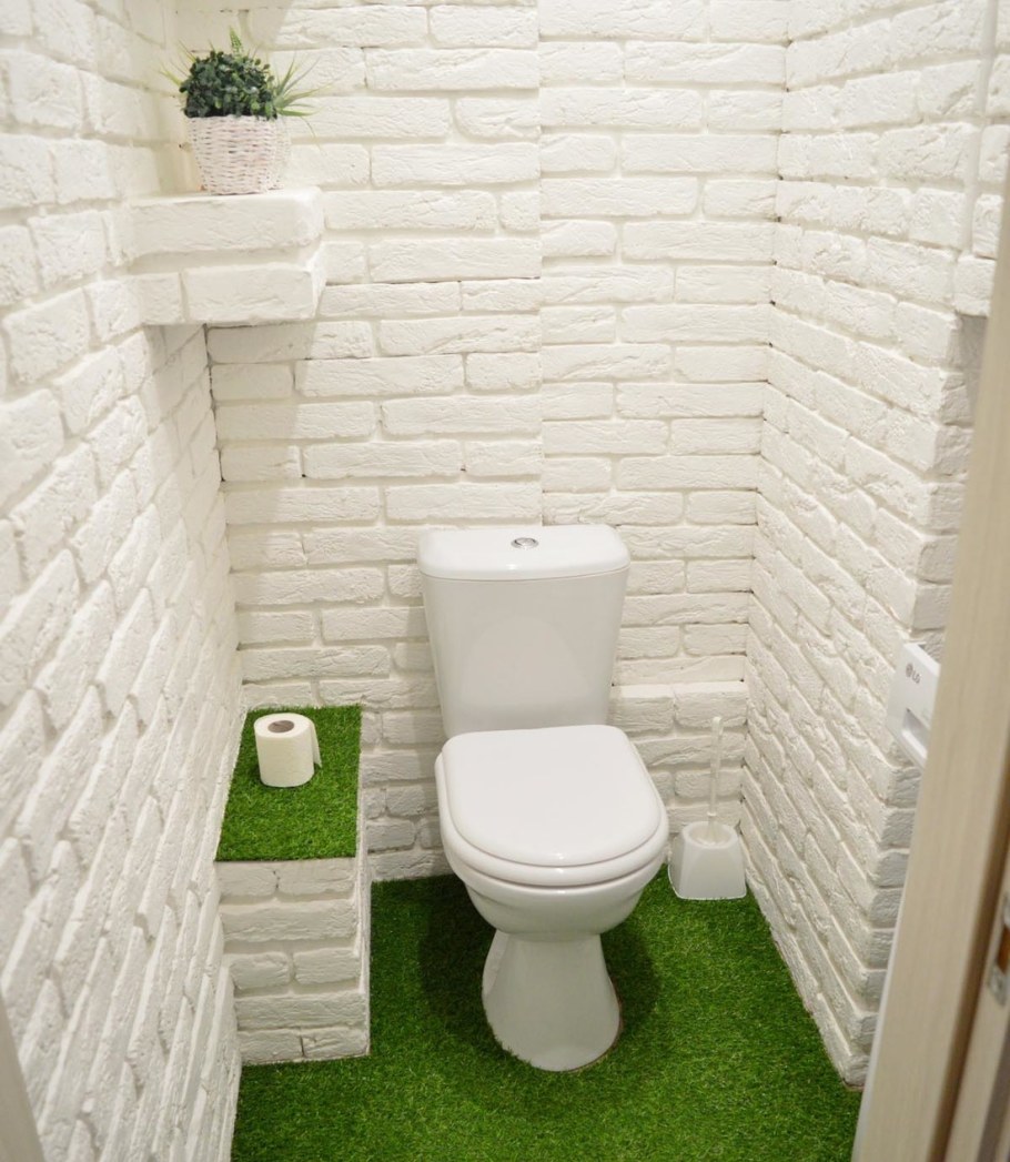 Декоративный кирпич в туалете