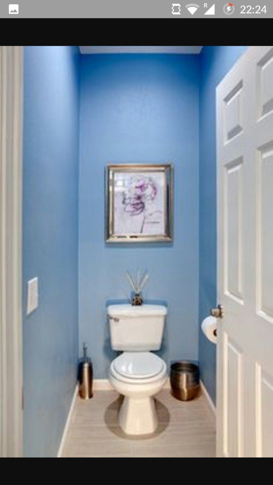 Окрашенные стены в туалете