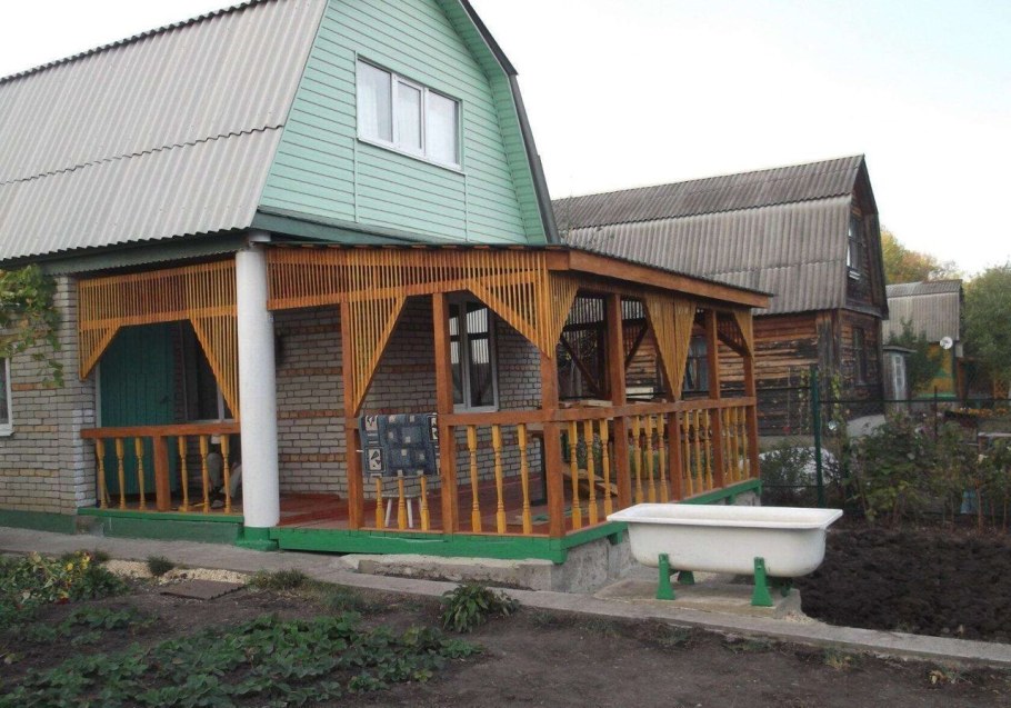 Дачный домик весной