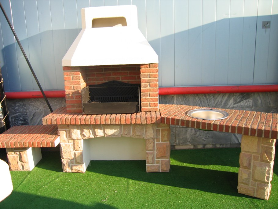 Стационарный мангал для дачи из кирпича