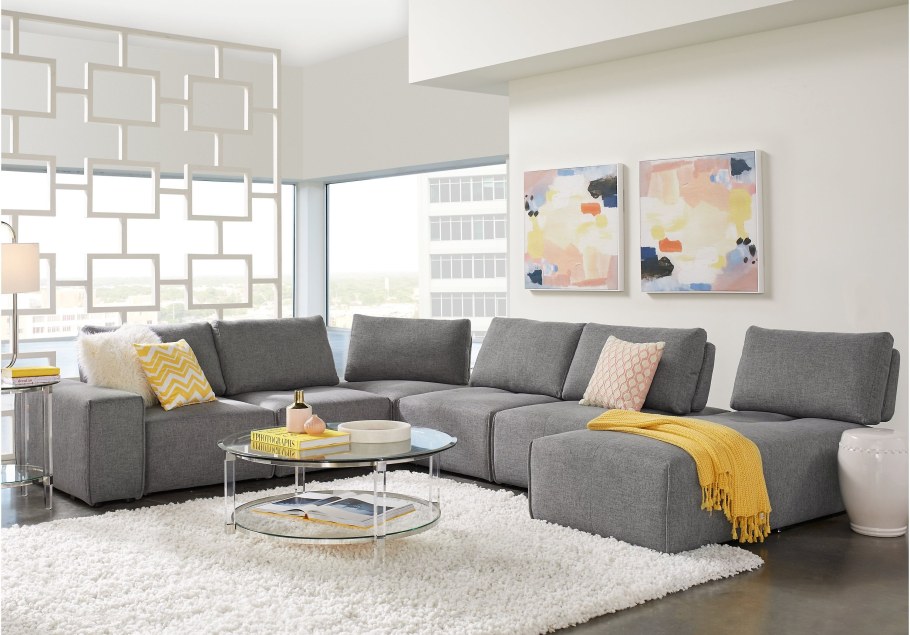 Цветной диван в серой комнате