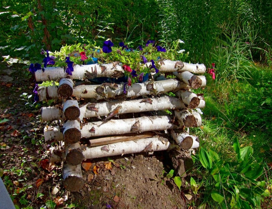 Декор из бревен на дачном участке