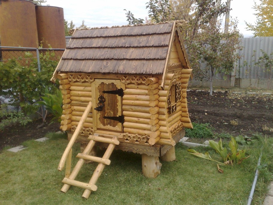 Паровоз клумба из бревен