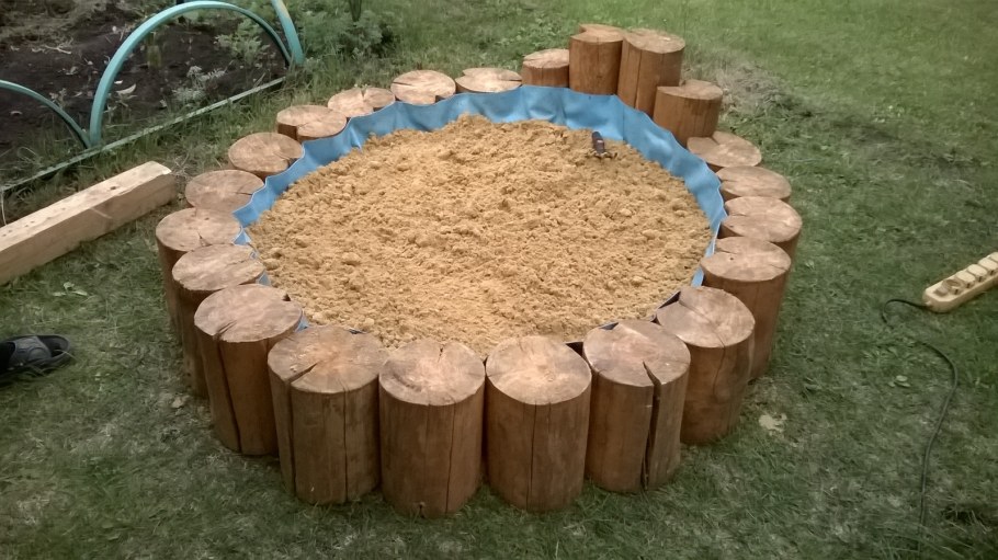 Фигурки из бревна для сада