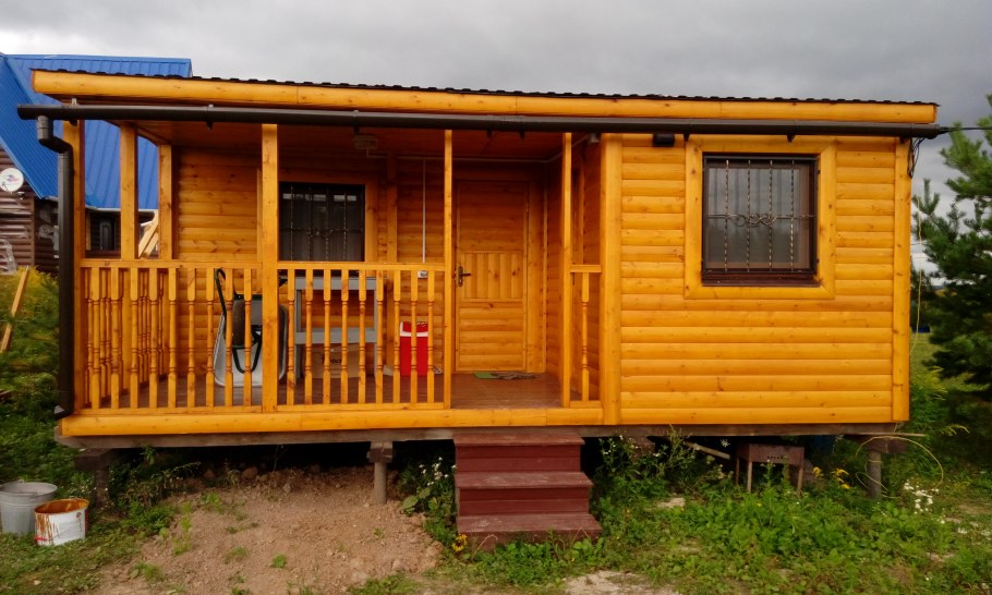 Дачная бытовка с верандой Зодчий