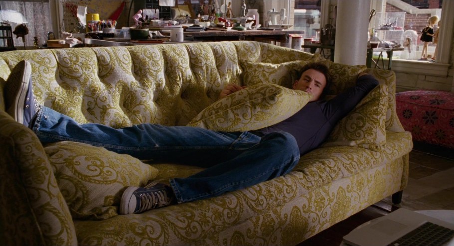 Крис Эванс на диване