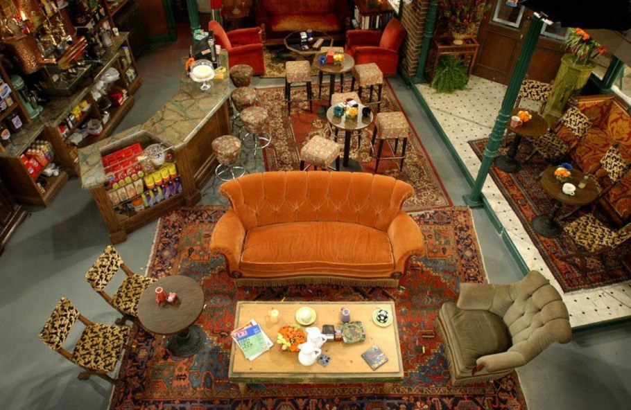 Девушка смотрит сериал