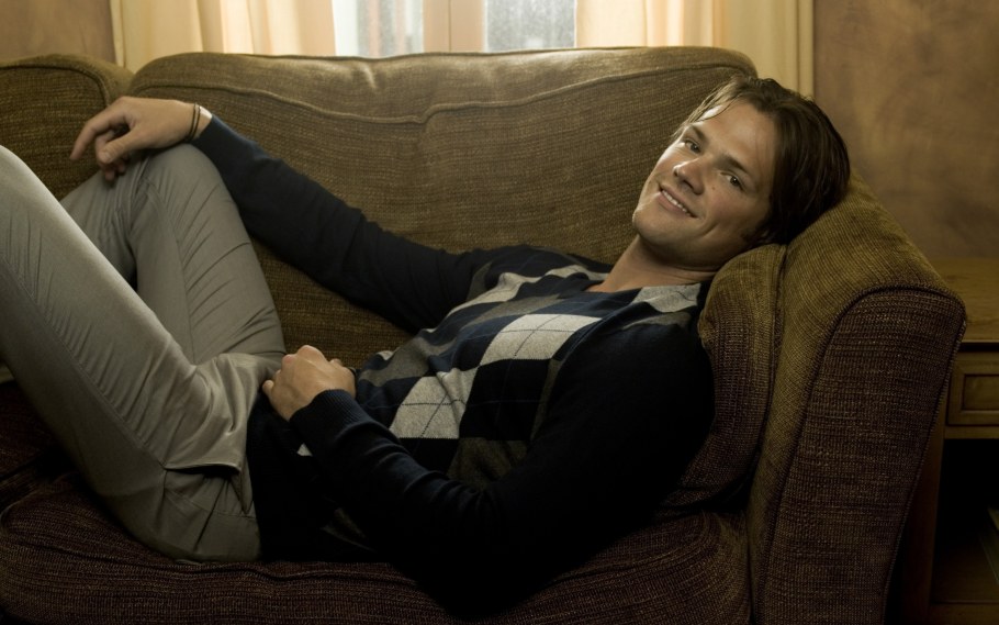 Пара отдыхает на диване