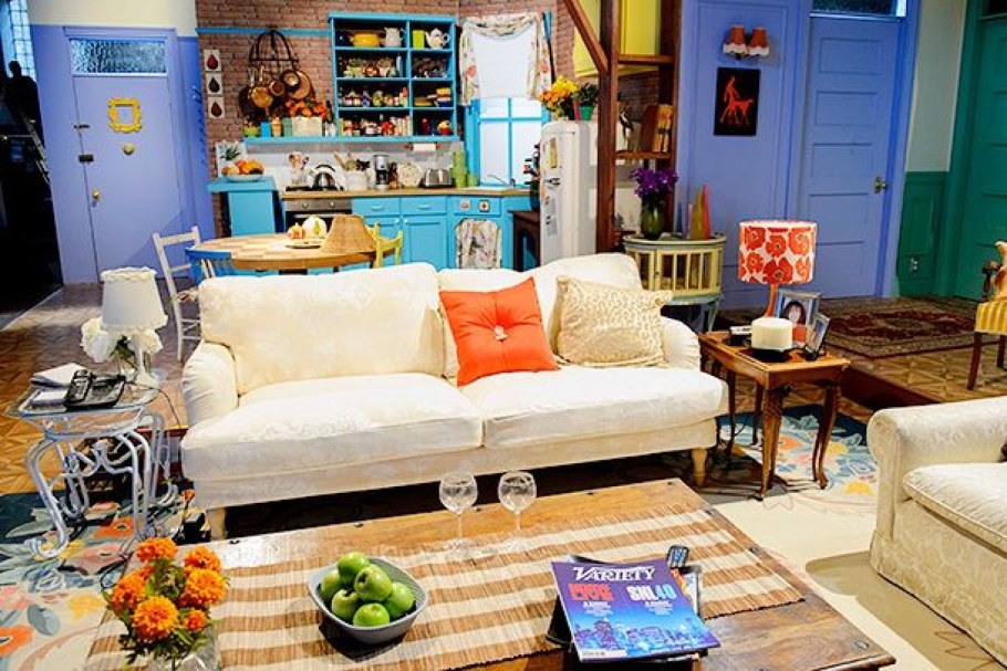 Девушка на диване