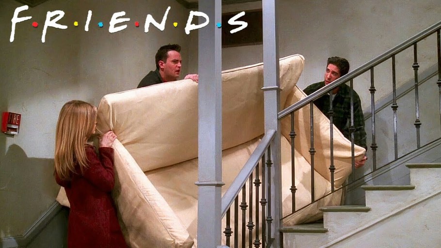 Росс и Рейчел несут диван Чендлер