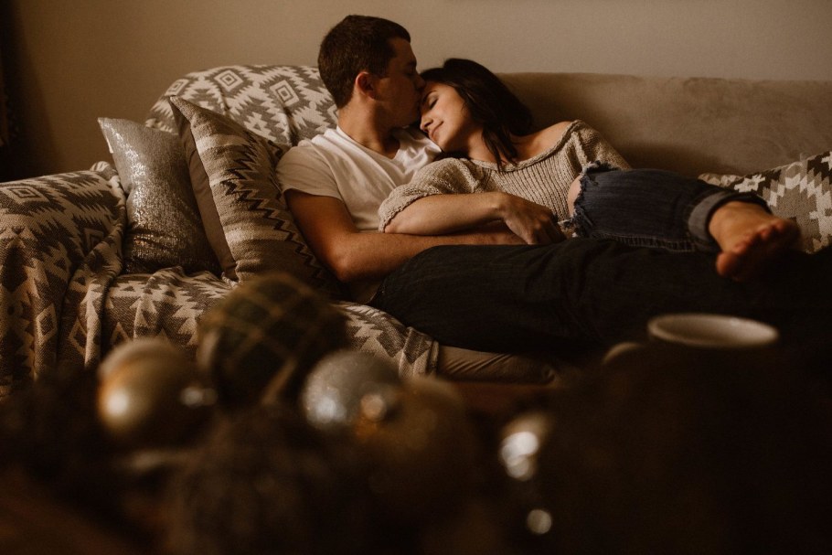 Пара на диване с ноутбуком