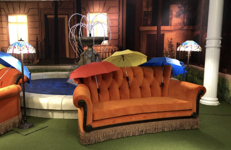 Влюбленная пара на диване