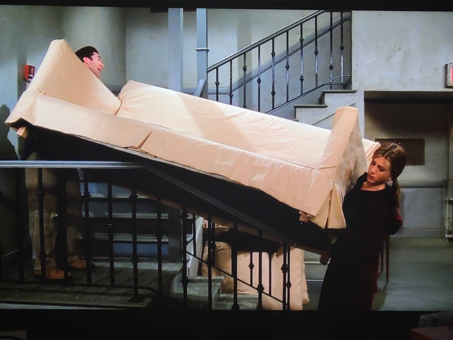 Женщина лежит на диване