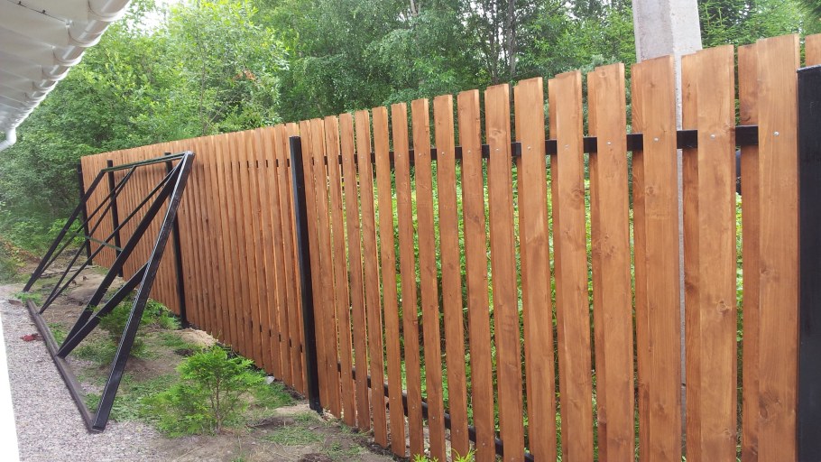 Красивый забор из штакетника