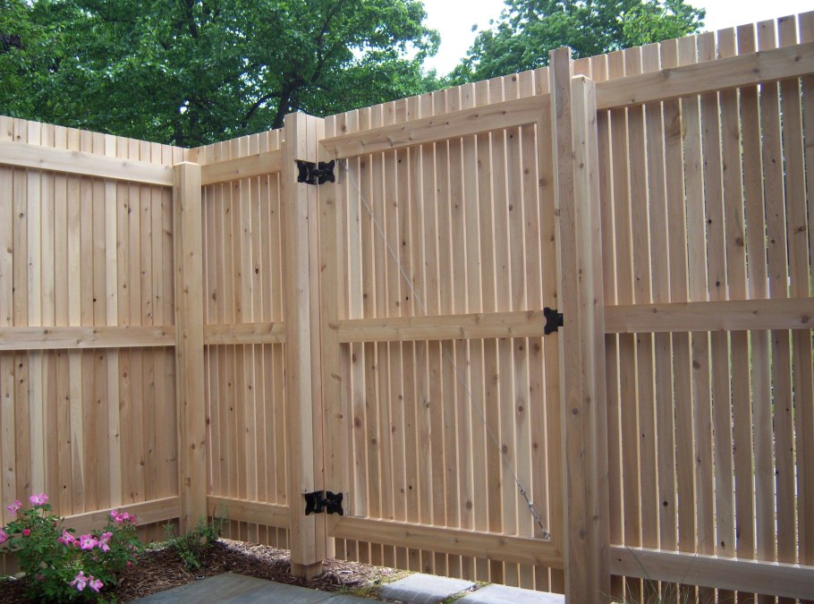 Забор из металла штакетника под дерево