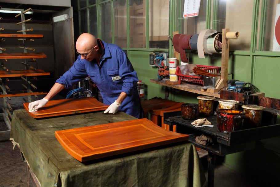 Много мебели