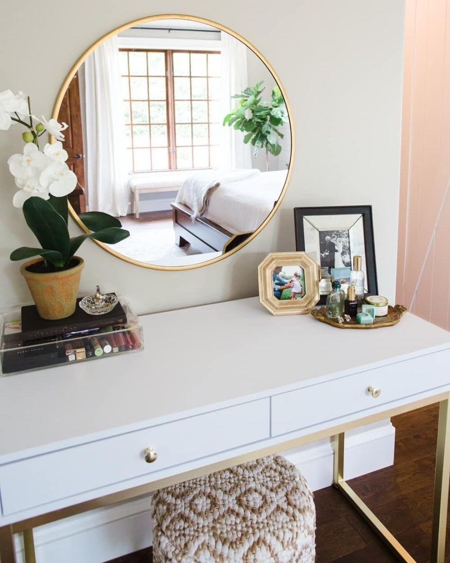 Зеркальный шкаф в интерьере спальни