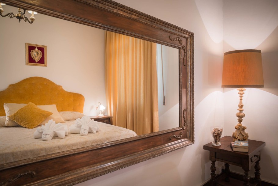 Зеркало в состаренной раме из дерева