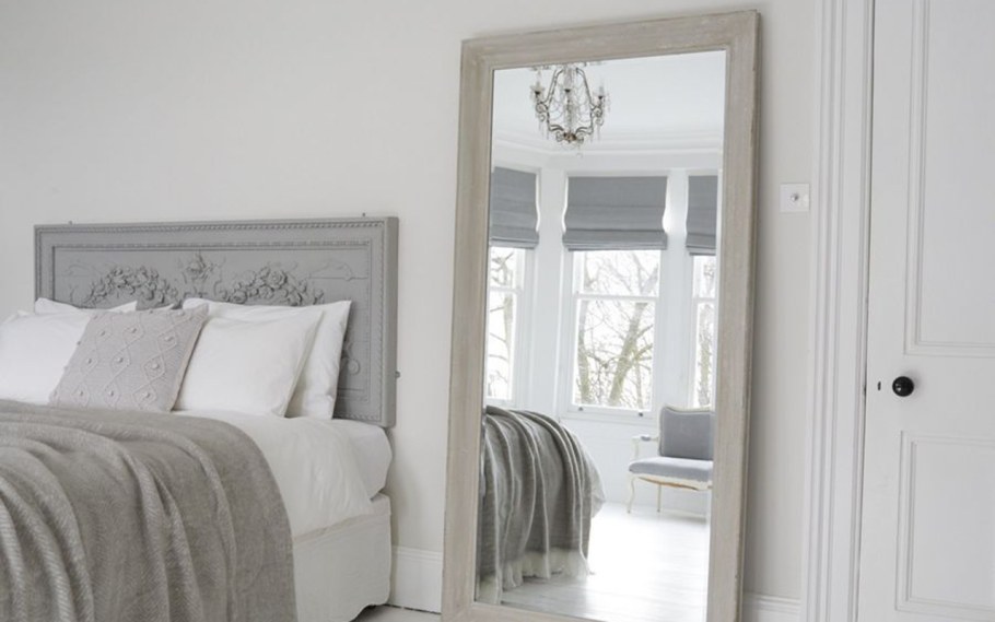 Напольное зеркало в интерьере спальни