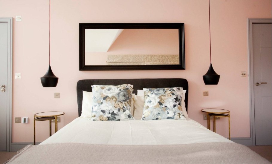 Консоль с зеркалом в спальню