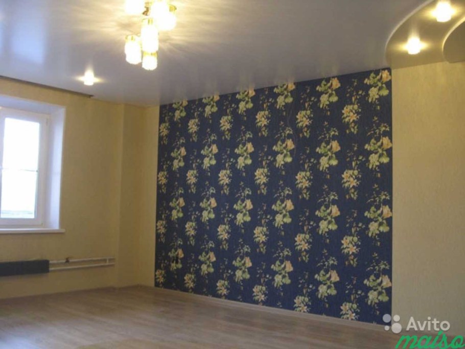 Оклейка стен двумя видами обоев