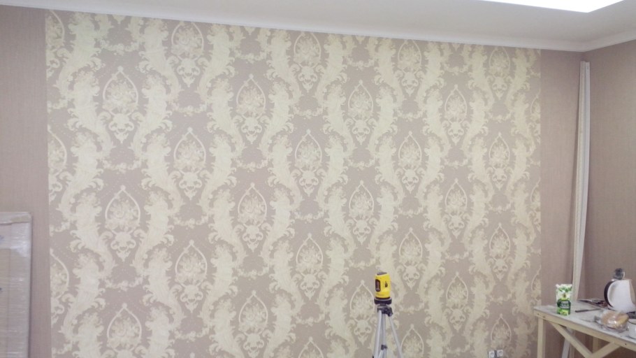 Стыки разных обоев на стене