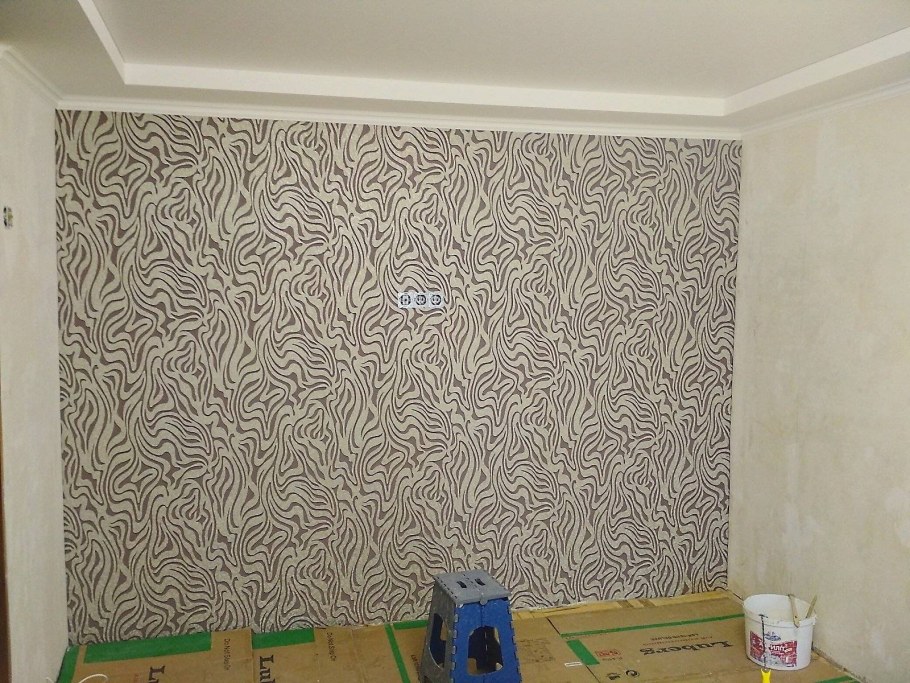 Оклеивание стен обоями двух видов