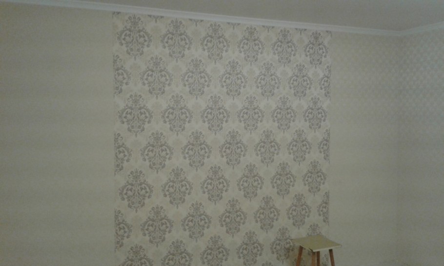 Стык разных обоев на одной стене